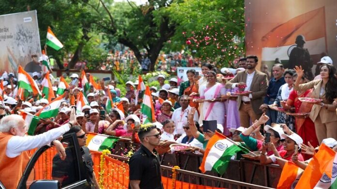 गुजरात में भावुक नज़ारा: कर्नल सोफिया कुरैशी के परिवार ने पीएम मोदी पर बरसाए पुष्प, देशभक्ति और गर्व का अनूठा संगम