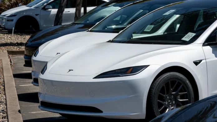 भारत में इलेक्ट्रिक वाहन निर्माण से फिलहाल दूर Tesla, केंद्रीय मंत्री ने दी जानकारी