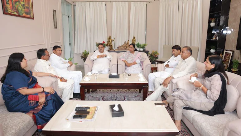 हमले के बाद दिल्ली की मुख्यमंत्री रेखा गुप्ता की पहली तस्वीर, बीजेपी सांसदों से की मुलाकात