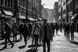 जब महसूस हो भीड़ में अकेलापन